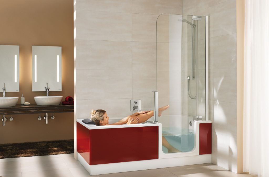 txn-p. Eine zukunftsweisende Alternative zu herkömmlichen Wannen- oder Duschlösungen ist die Duschbadewanne Twinline. Die elegante Kombination spart viel Platz, erleichtert den Einstieg für ein entspannendes Vollbad und bietet viel Spaß beim Duschen. Foto: Artweger/txn-p