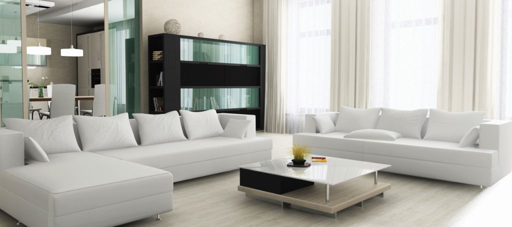 Modernes Interieur mit weißem Sofa, hellem Fußboden, schwarzem Schrank und kleinem Wohnzimmertisch