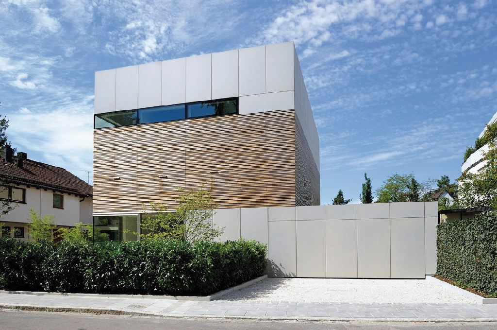 freistehendes Einfamilienhaus und daneben eine Garage in moderner Architektur