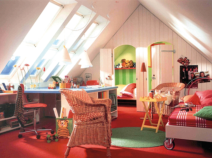 Farbenfrohes Kinderzimmer direkt unterm Dach (Dachausbau).