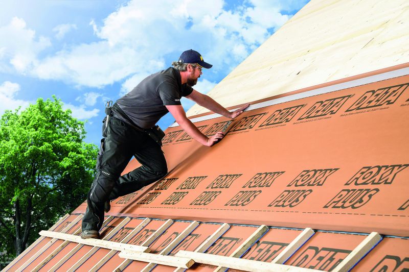 Ein Dachprofi verlegt die Dachdeckung