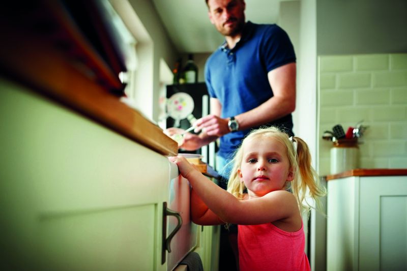Gesunde Raumluft sorgt für Wohlbefinden: Ein Vater kocht gemeinsam mit seiner kleinen Tochter.