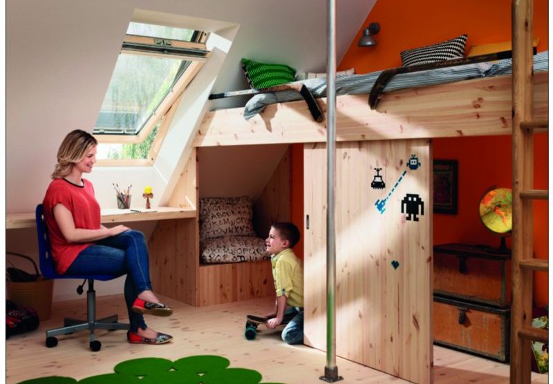 Gemütlich eingerichtetes Kinderzimmer unter einem Steildach, mit schrägen Wänden.