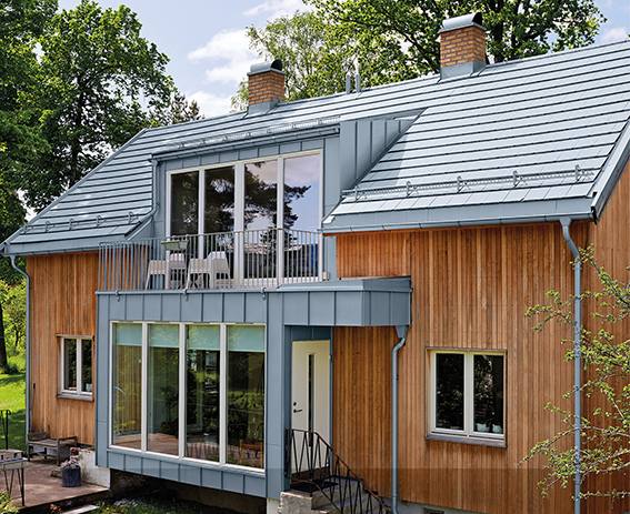 Haus mit eleganter Fassadengestaltung aus Zink (Ökologisch bauen)