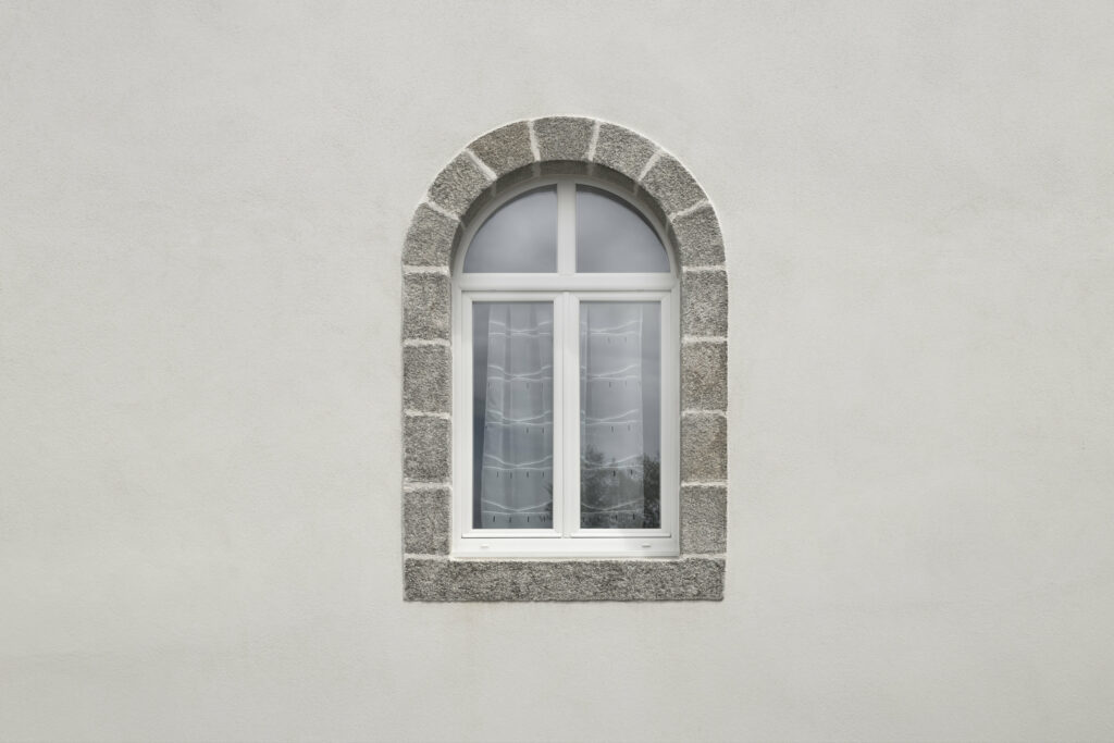 Individuelle Fensterformen: Rundbogen Fenster im alten Gebäude