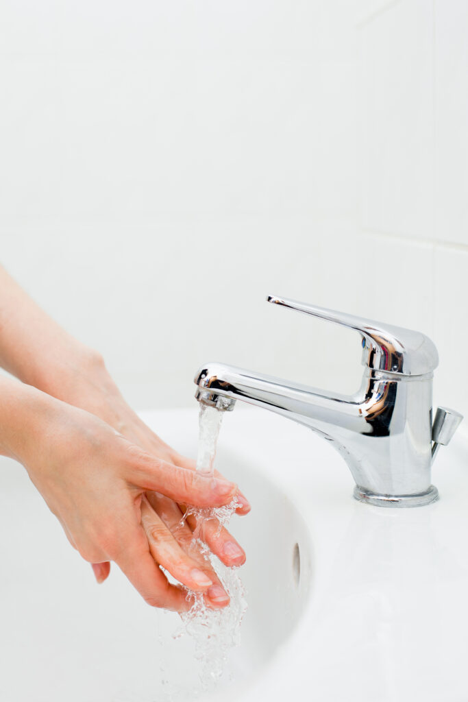 Hände waschen unter laufendem Wasserhahn. Wasserverbrauch checken.