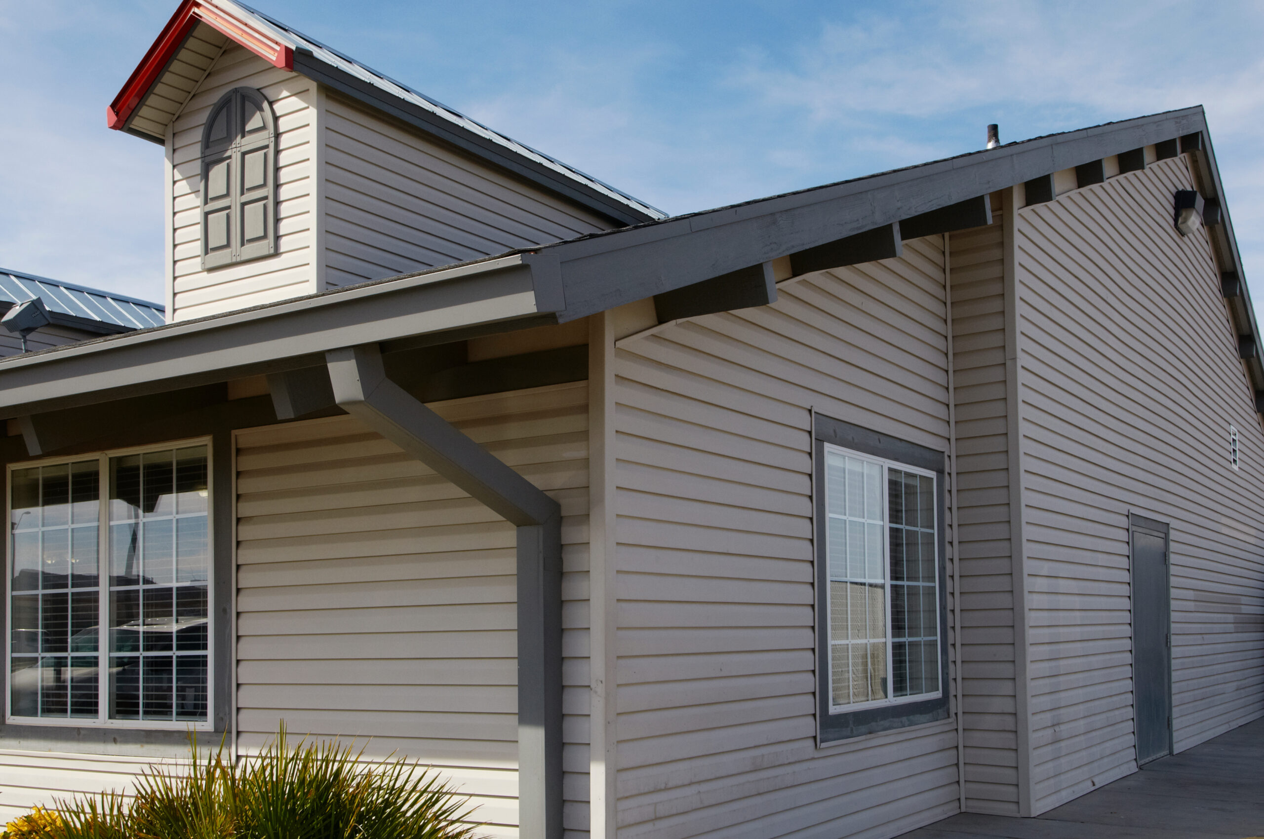 Das richtige Material für die Dachentwässerung: Haus von Außen mit Blick aufs Dach.