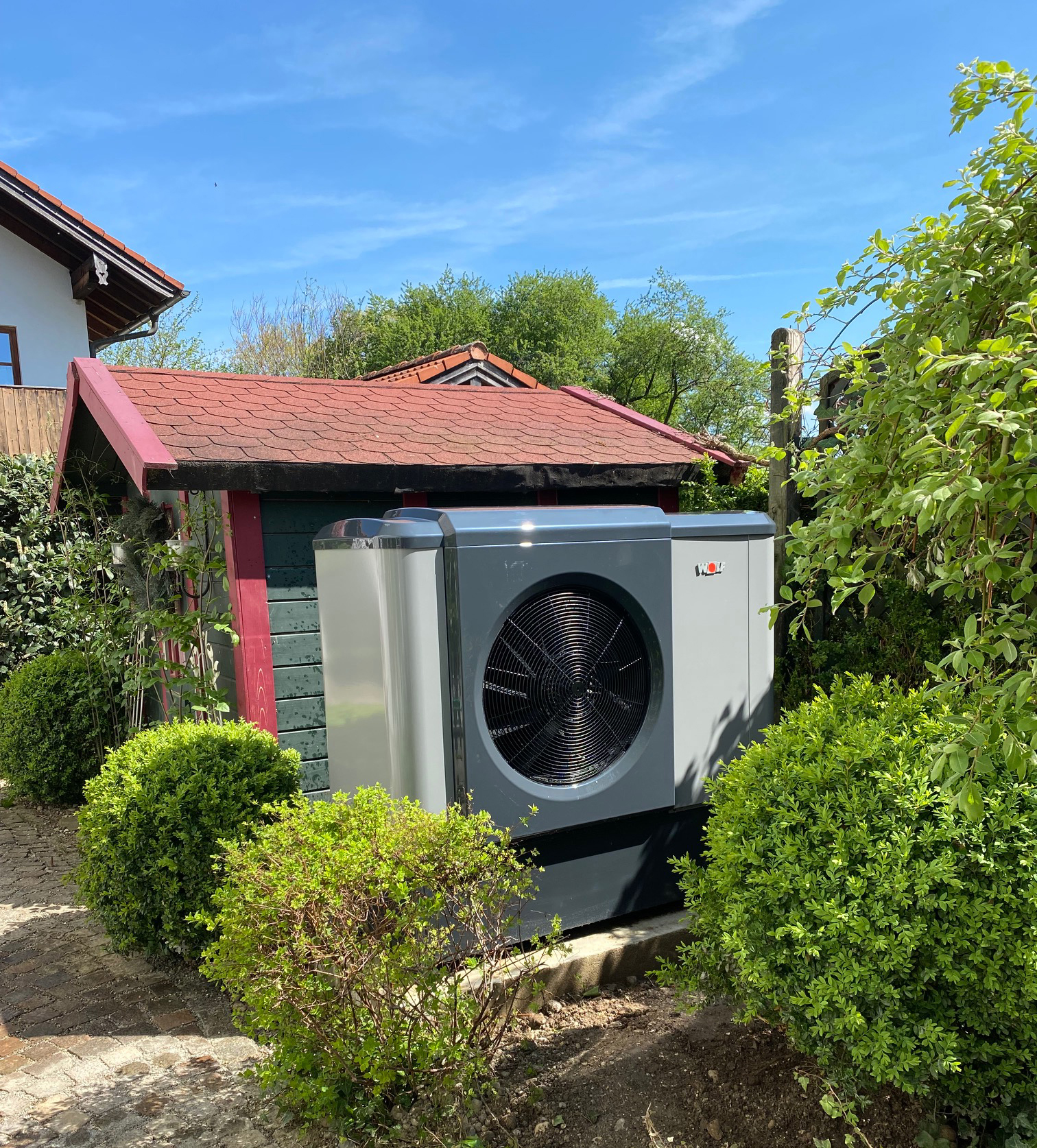 Ihr Weg zur Wärmepumpe:<br />
Einfache Schritte für nachhaltige Heizlösung<br />
Eine Wärmepumpe im Garten 