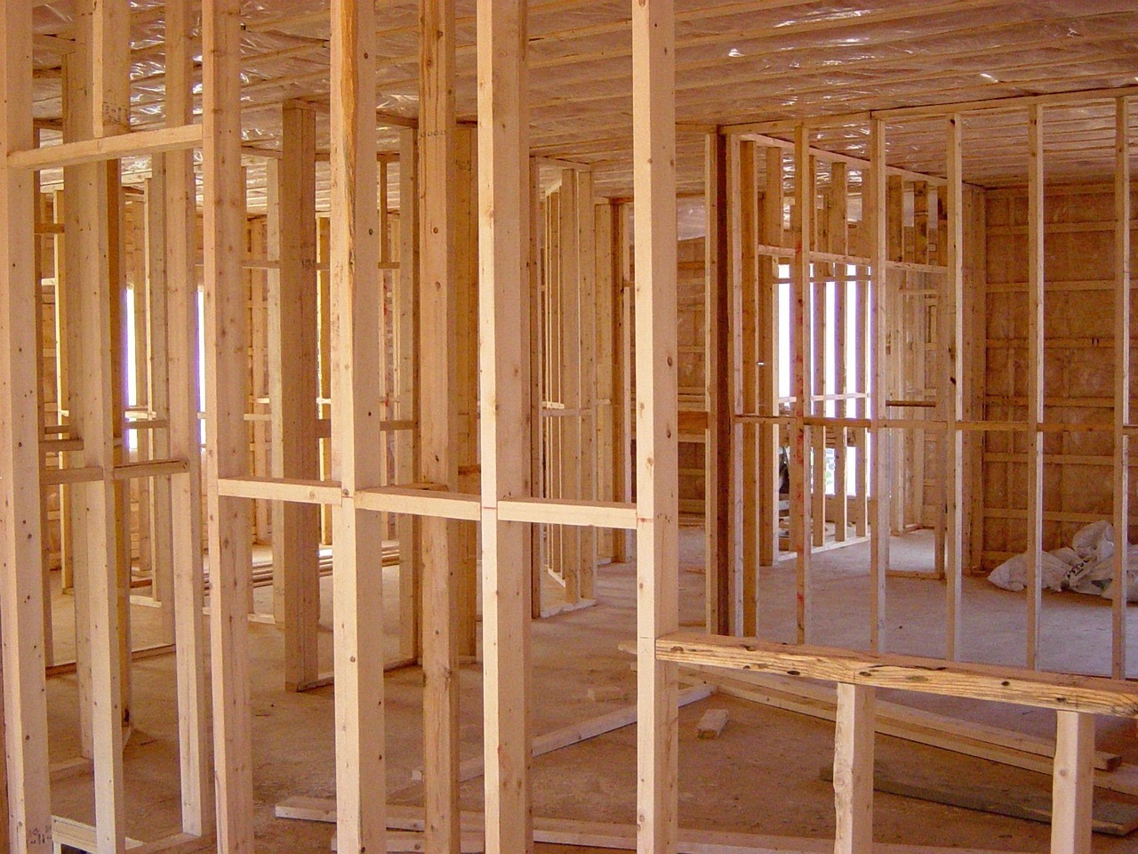 Holzrahmenbau im Rohbau mit Fichtenständern, Akkuschrauber und Wasserwaage zum nachhaltigen Bauen