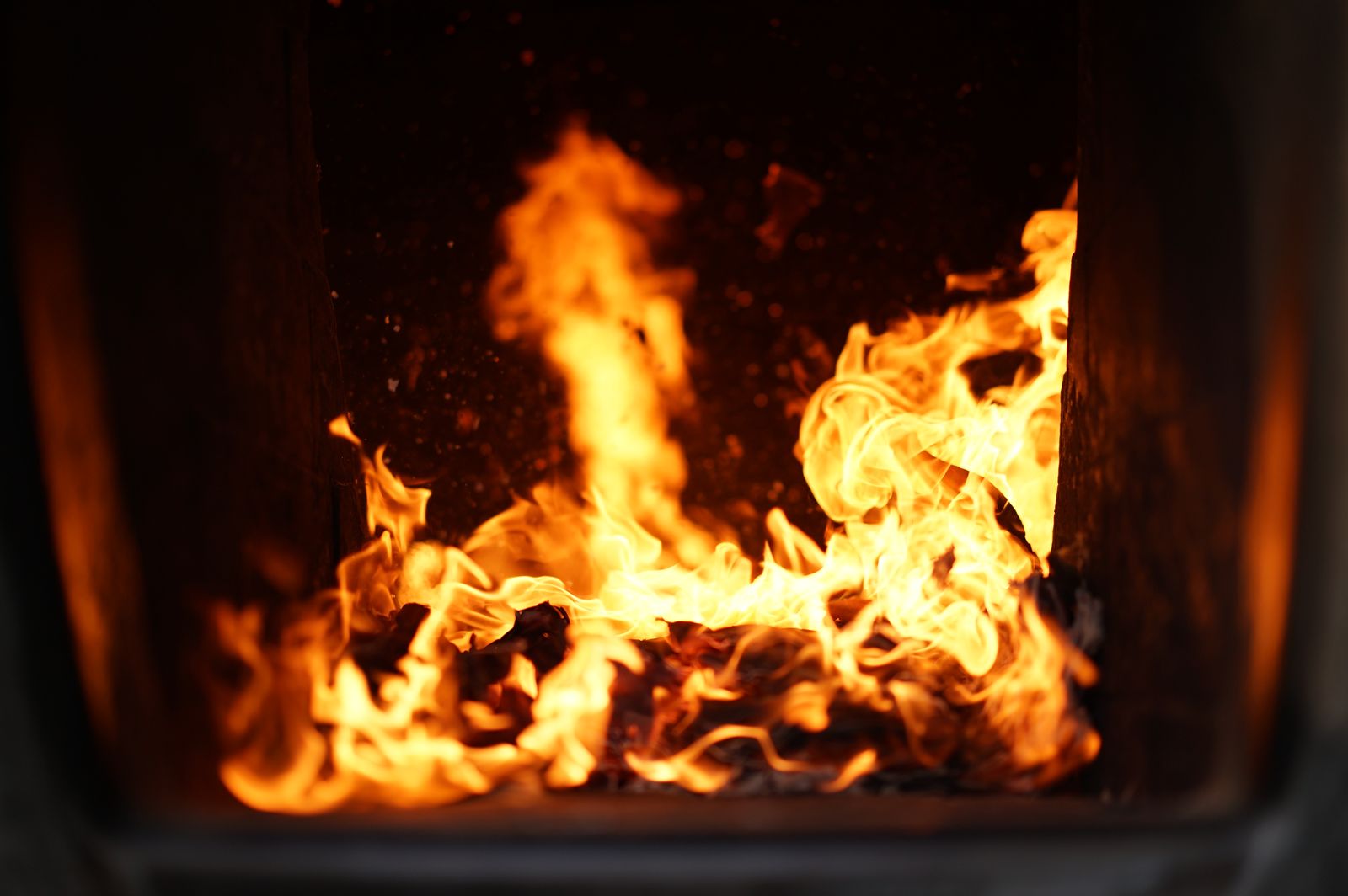 Lebhafte Flammen im Brennraum eines Kaminofens